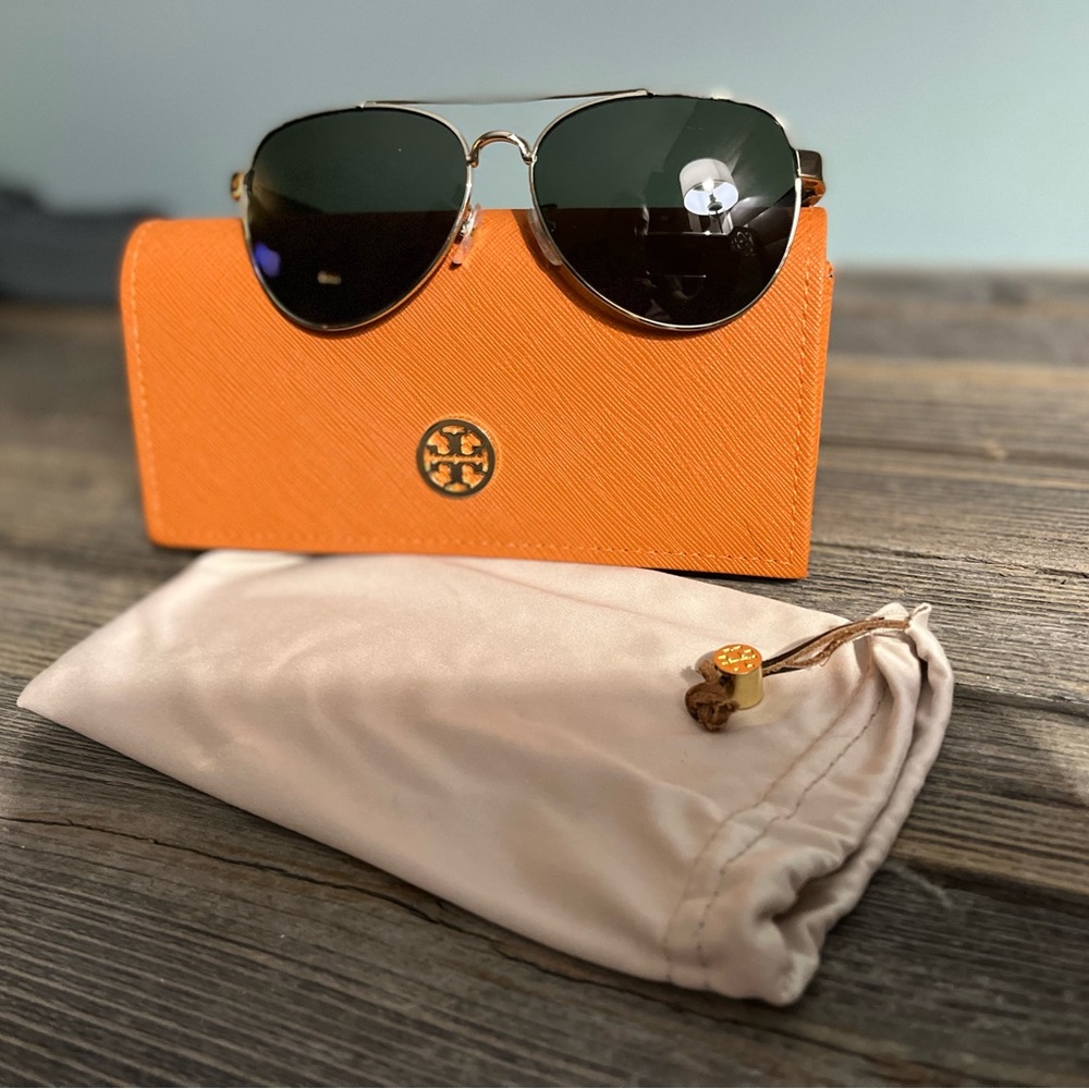 Tory Burch Goldtone & Dark Green
Polarized Sunglasses